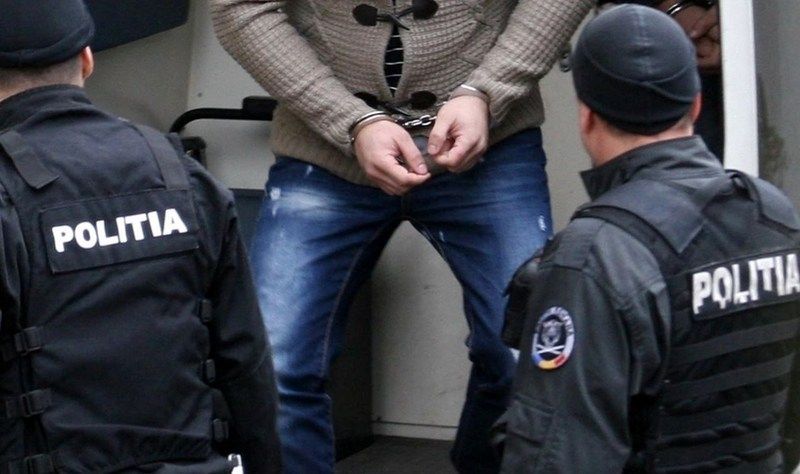 Trei indivizi au ajuns după gratii, luați pe sus de polițiști