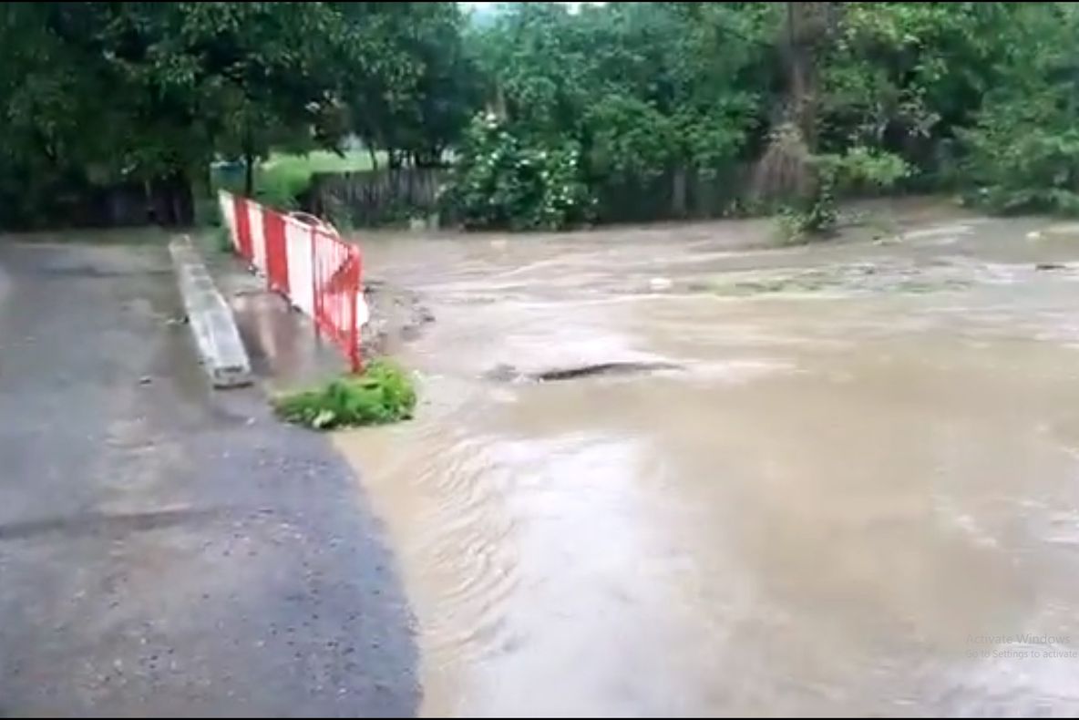 Un tânăr a fost preluat în stare gravă de elicopterul SMURD, după ce s-a înfipt cu motocicleta într-o camionetă
