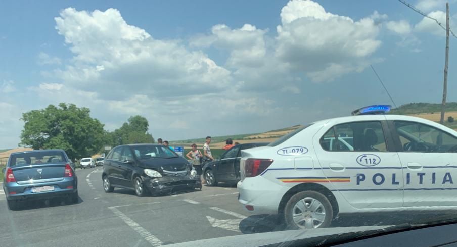 Accident în intersecție la Cataloi. O femeie de 30 de ani a ajuns la spital