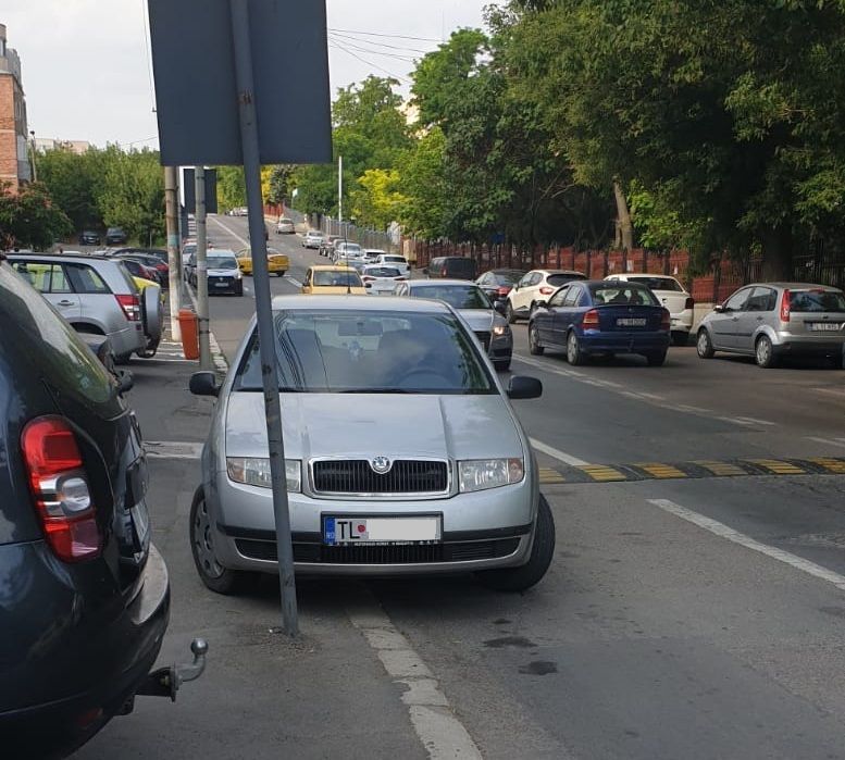 A lovit cu mașina o fată de 14 ani pe trecerea de pietoni și a fugit