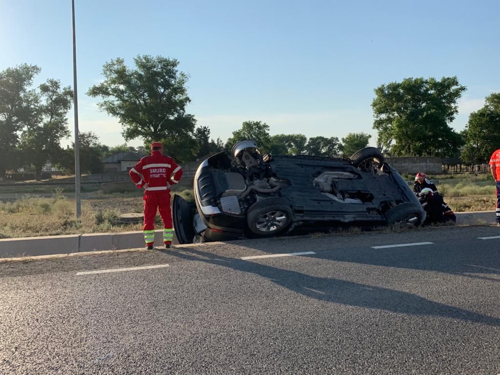 Maşină răsturnată la Baia