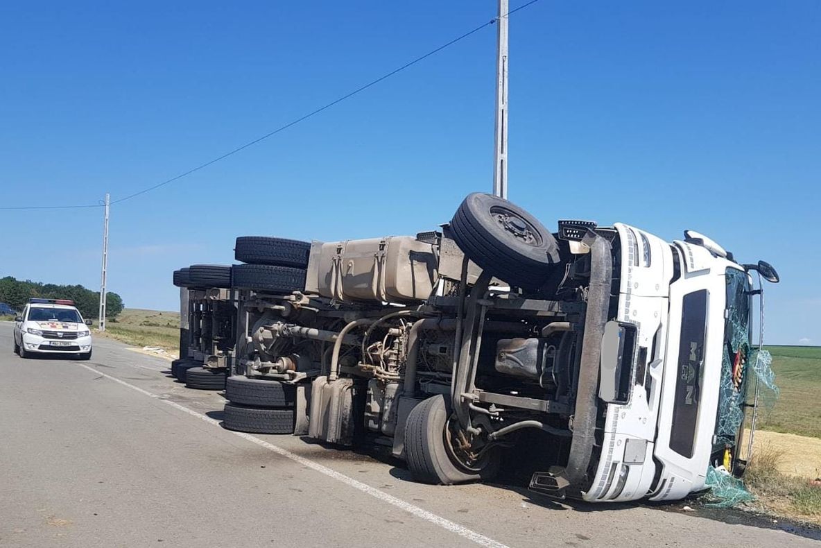 TIR răsturnat aproape de Stejaru! Șoferul a ajuns la spital   