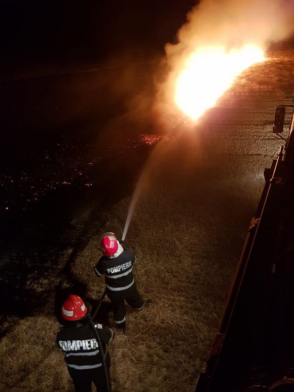 Patru hectare de miriște au ars azi noapte la Lăstuni   