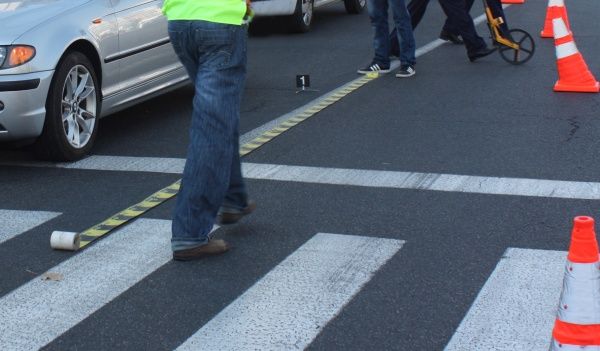 Accident rutier pe trecerea de pietoni cu fugă de la locul faptei. O tânără a ajuns la spital