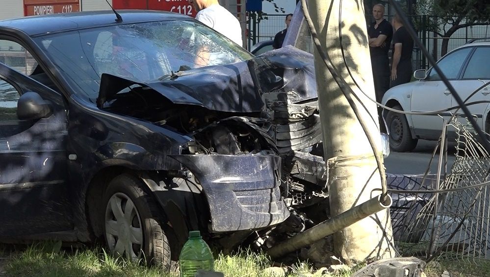 Accident între Niculiţel şi Isaccea. Şoferul a rămas încarcerat. Trei persoane au ajuns ulterior la spital