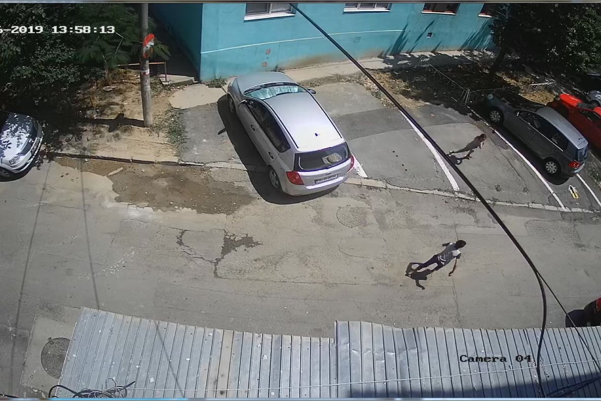 Doi copii rromi filmaţi când fură telefonul unui alt copil