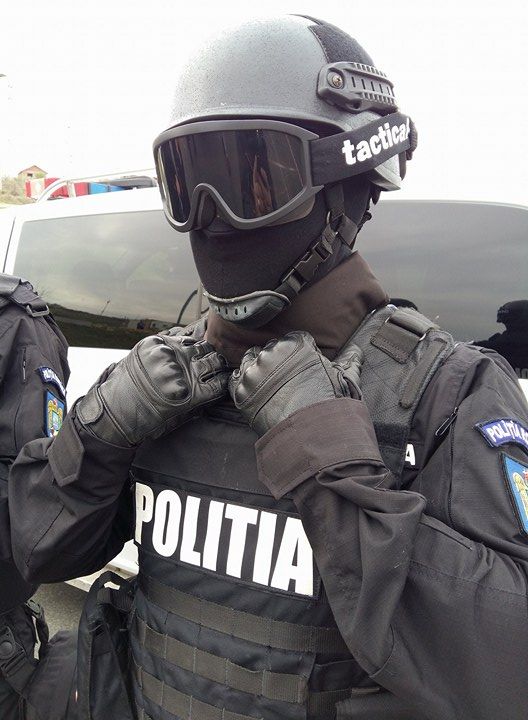 Patru indivizi au bătut un tânăr şi i-au furat maşina. Au fost reţinuţi de poliţie pentru cumul de infracţiuni