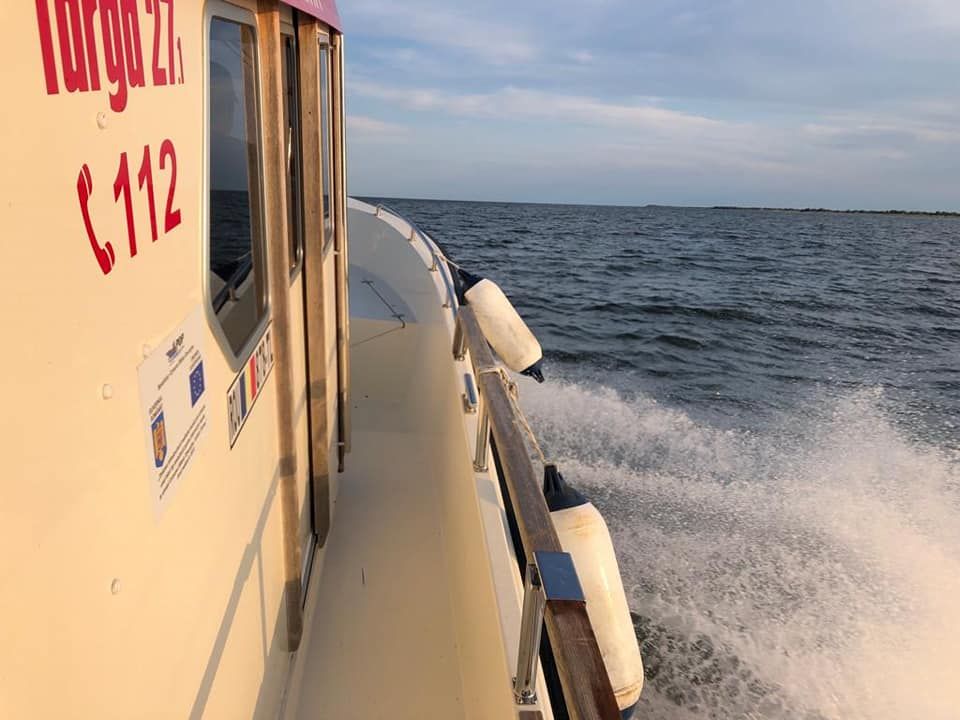 Un turist a căzut în mare cu parapanta. A fost salvat de barca primăriei din Sfântu Gheorghe