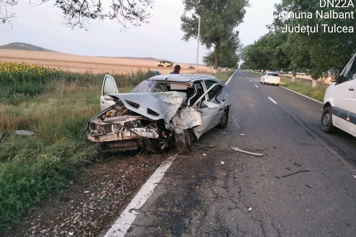 Un tânăr de 20 de ani s-a înfipt cu mașina în copac   