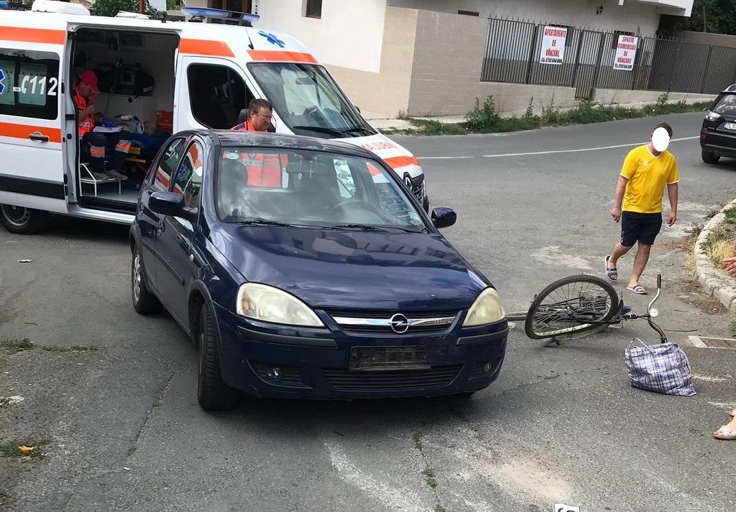 Biciclist rănit în accident pe strada Nopţii