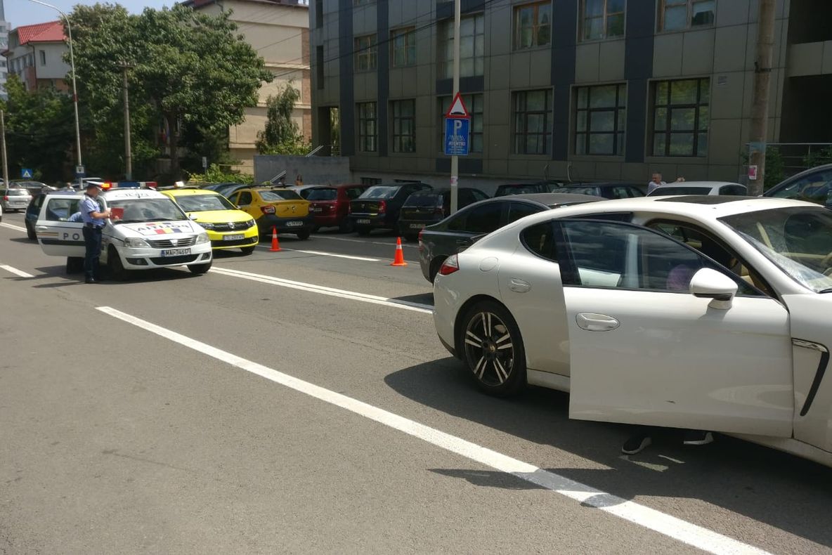 Accident pe strada Babadag. Un bărbat a fost luat de ambulanţă