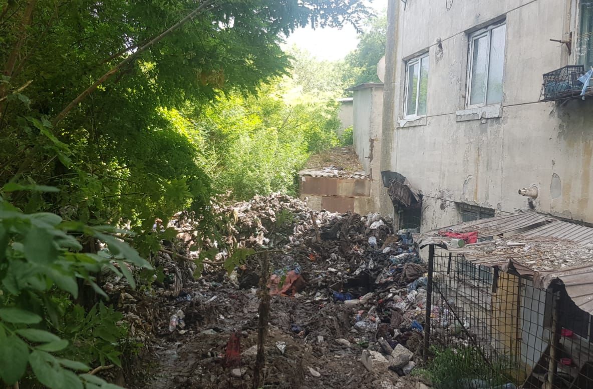 300 de tone de gunoaie ridicate din ghetoul C3C. E inimaginabil ce e în acel bloc!
