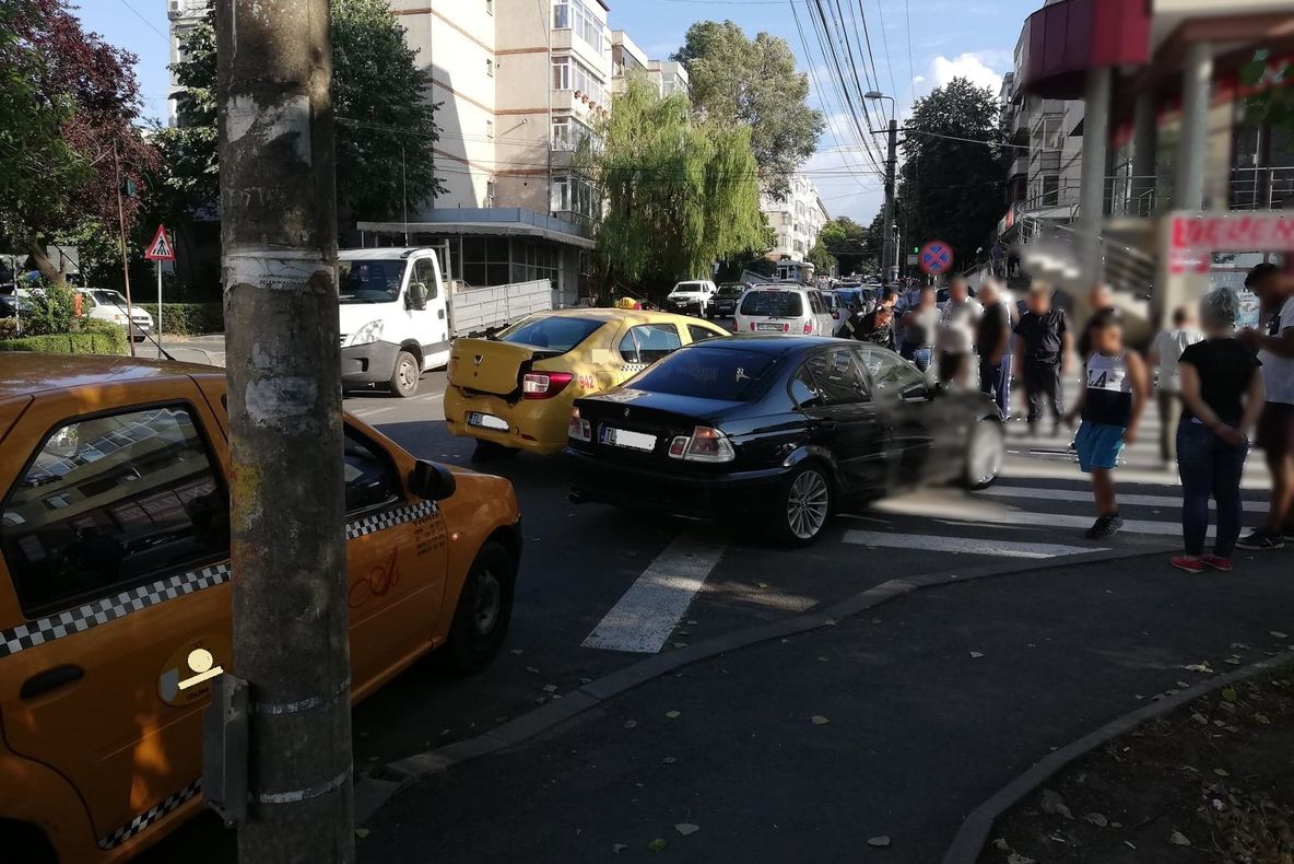 Accident în lanţ pe 1848 în faţa ISU cu trei maşini implicate