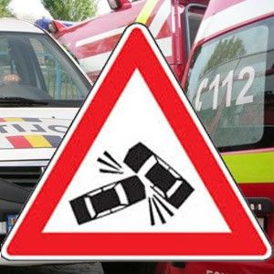 Femeie lovită de maşină pe trecerea de pietoni de pe strada Victoriei