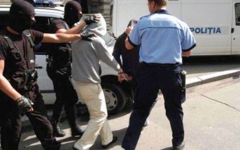 Patru tineri rromi au furat un telefon mobil după ce au intrat în casă pe fereastră