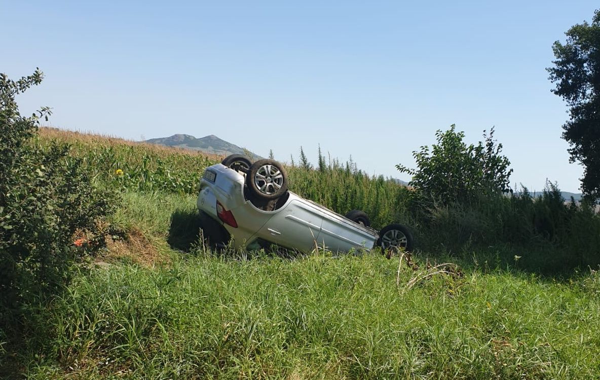 S-a răsturnat din cauza vitezei. Şoferiţa a ajuns la spital