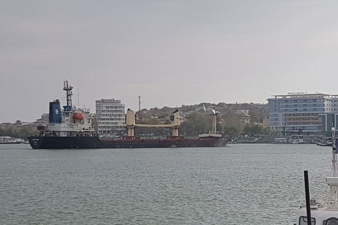 Un cargou a intrat în faleză în faţa Hotelului Delta