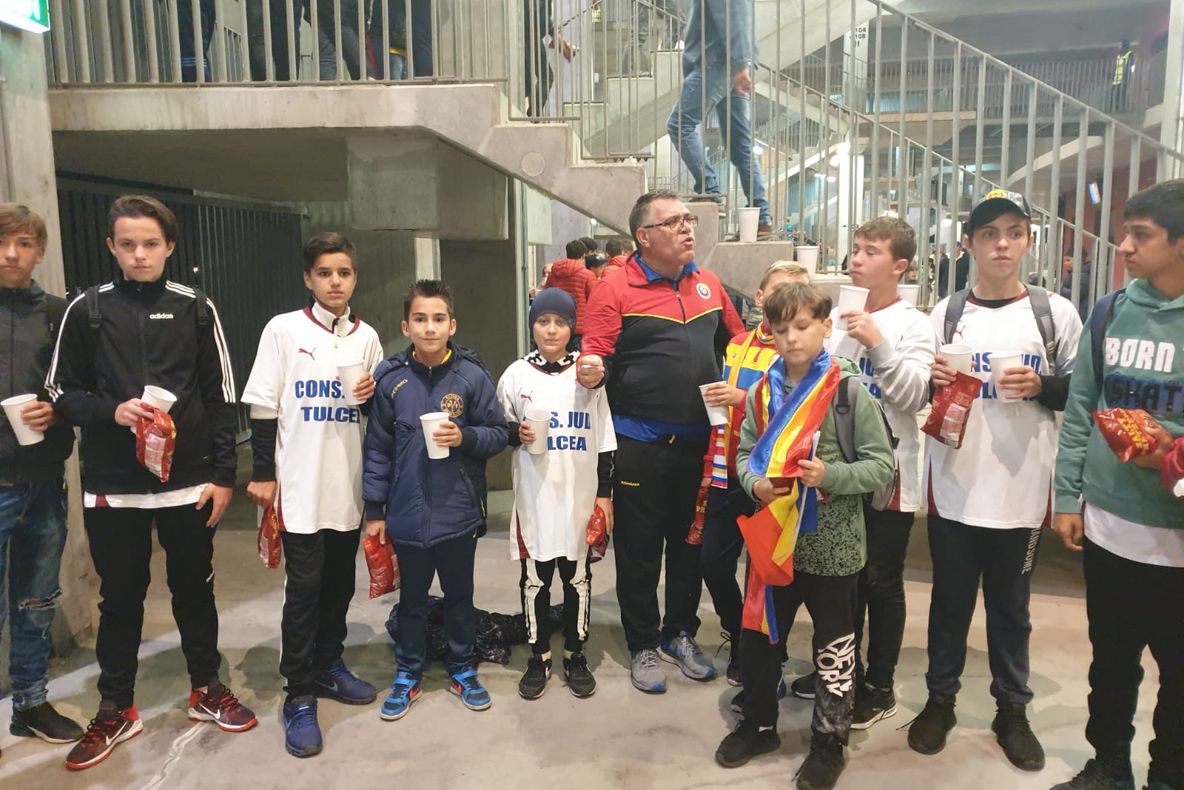 Aproximativ 1000 de copii au fost la meciul România - Norvegia, trimişi de Consiliul Judeţean Tulcea