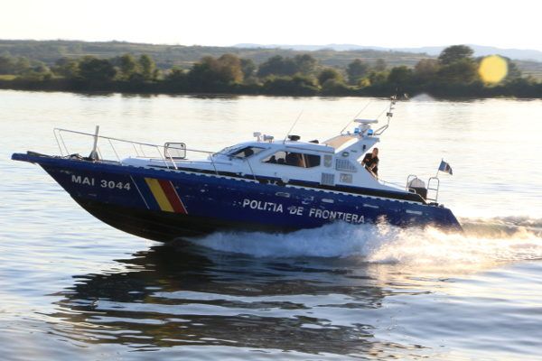 Polițiștii de frontieră au intervenit în sprijinul unui bărbat cu probleme medicale aflat la pescuit pe Dunăre