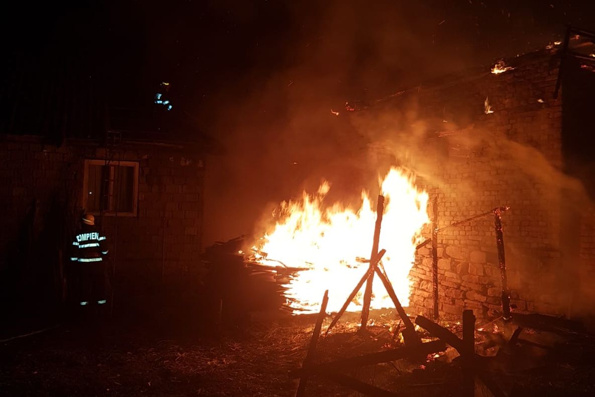 O casă s-a făcut scrum la Slava Rusă