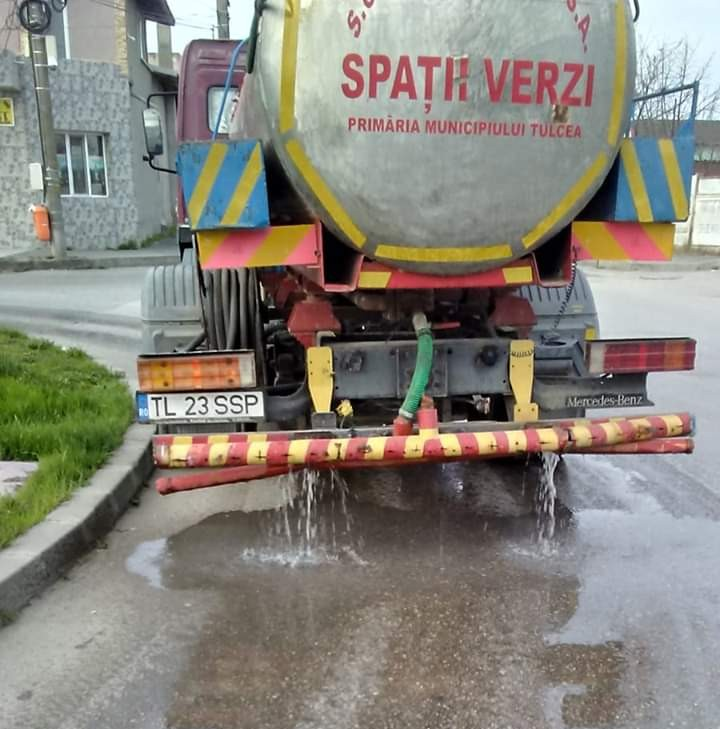 A început dezinfectarea străzilor din municipiul Tulcea