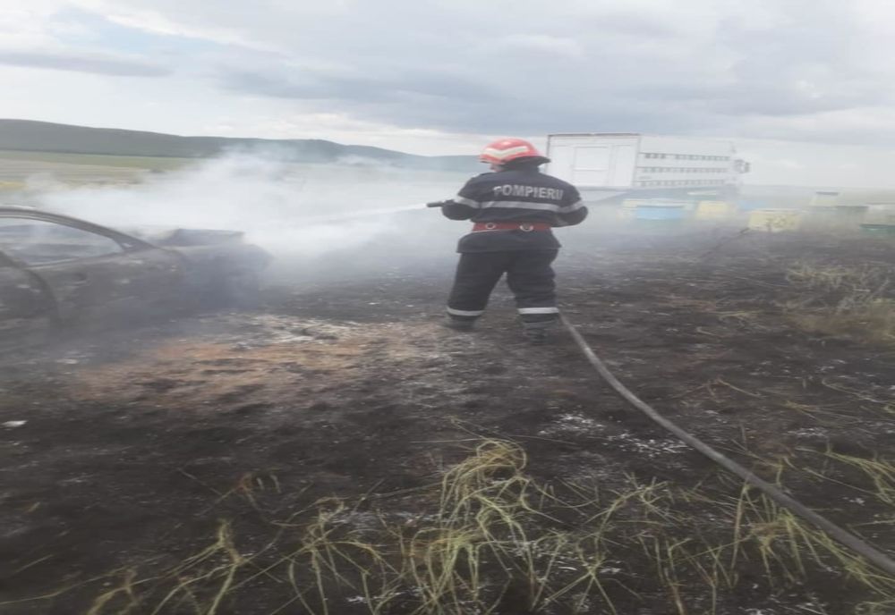 Autoturism în flăcări. Pompierii intervin