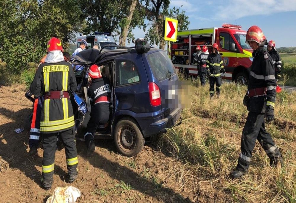 A murit după ce a intrat cu mașina într-un copac