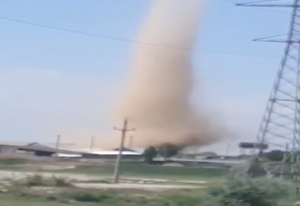 Fenomen rar în România. Tornadă de nisip filmată în Tulcea
