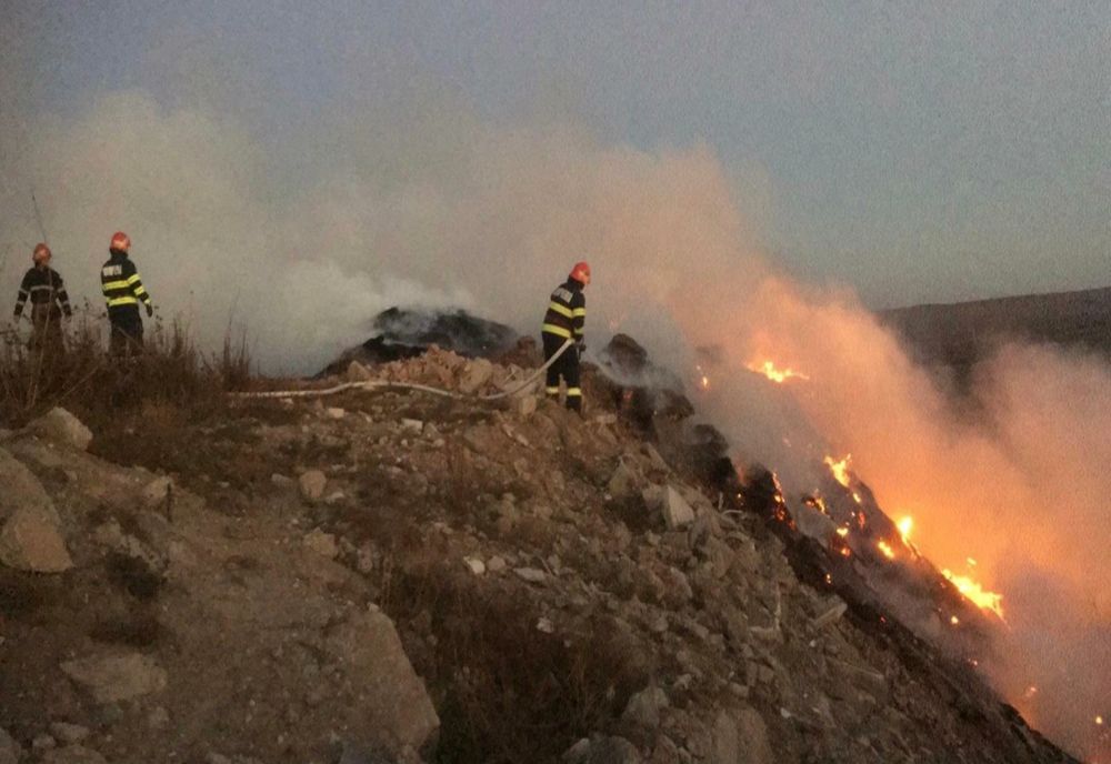FOTO| Incendiu puternic în Tulcea. Autoritățile în alertă