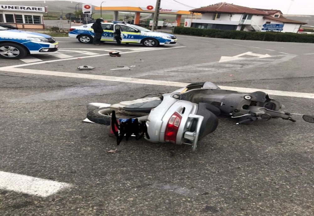 Impact violent. Motociclist de 77 de ani la spital