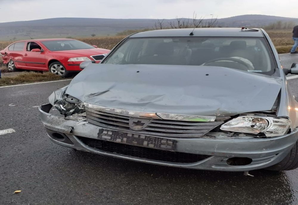 Impact violent pe DN 22, patru răniți
