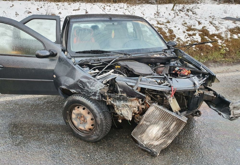 FOTO| Două mașini s-au făcut praf după ce s-au ciocnit la Babadag. O victimă inconștientă