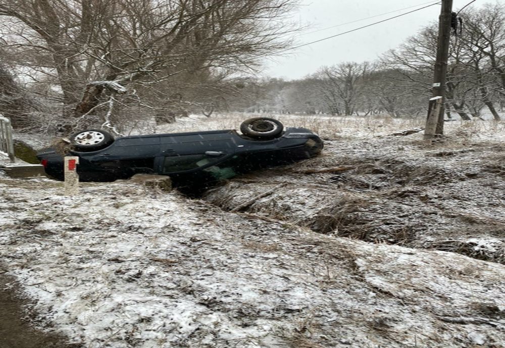 Tulcea. Accident cu trei răniți și o mașină răsturnată