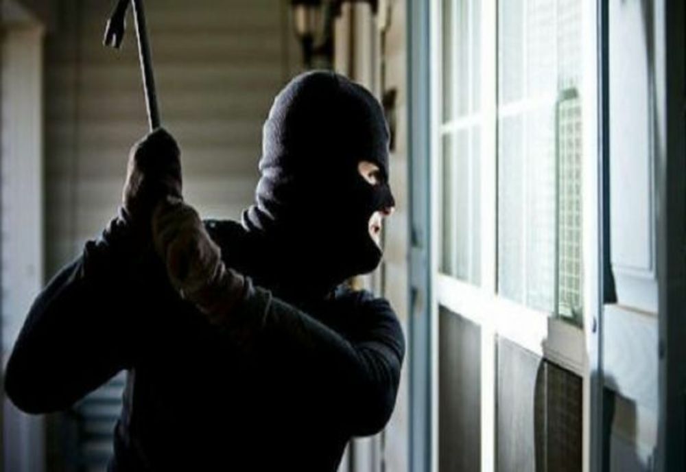 Bancă vandalizată la Issacea de doi adolescenți