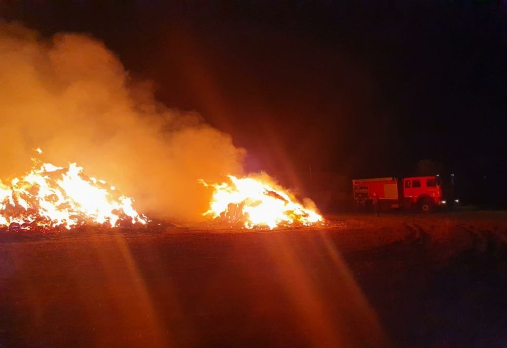 Incendiu violent. 8 tone de furaje făcute scrum