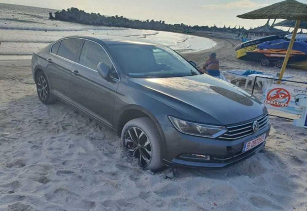 VIDEO Teribilism la Saturn. A intrat cu mașina pe plajă, dar a primit ce merita