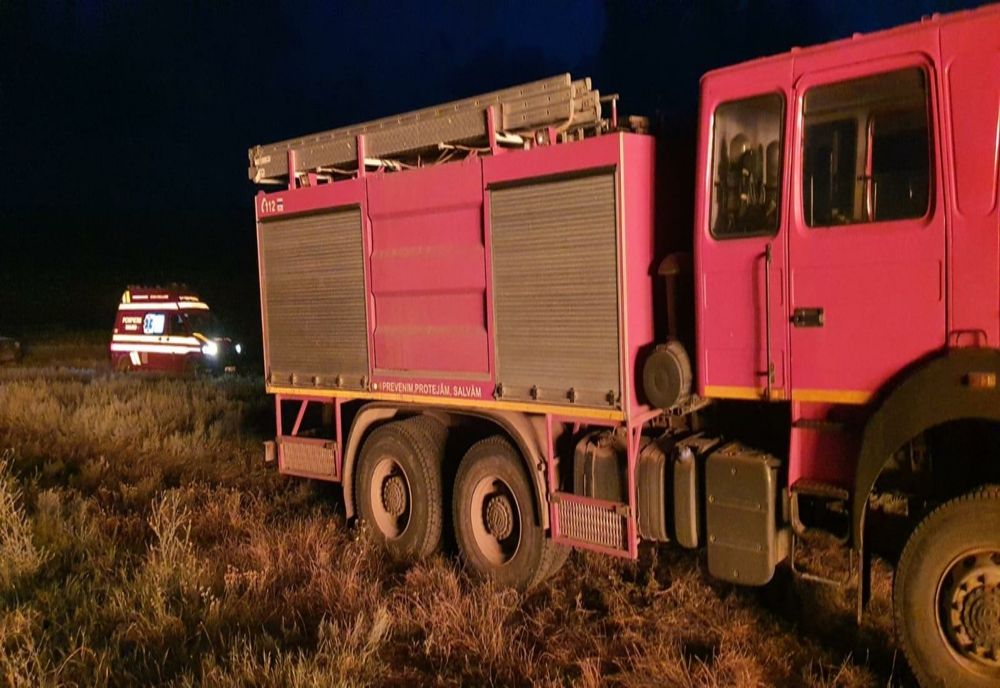 VIDEO Incendiu violent la un depozit de furaje. Mii de baloți făcuți scrum