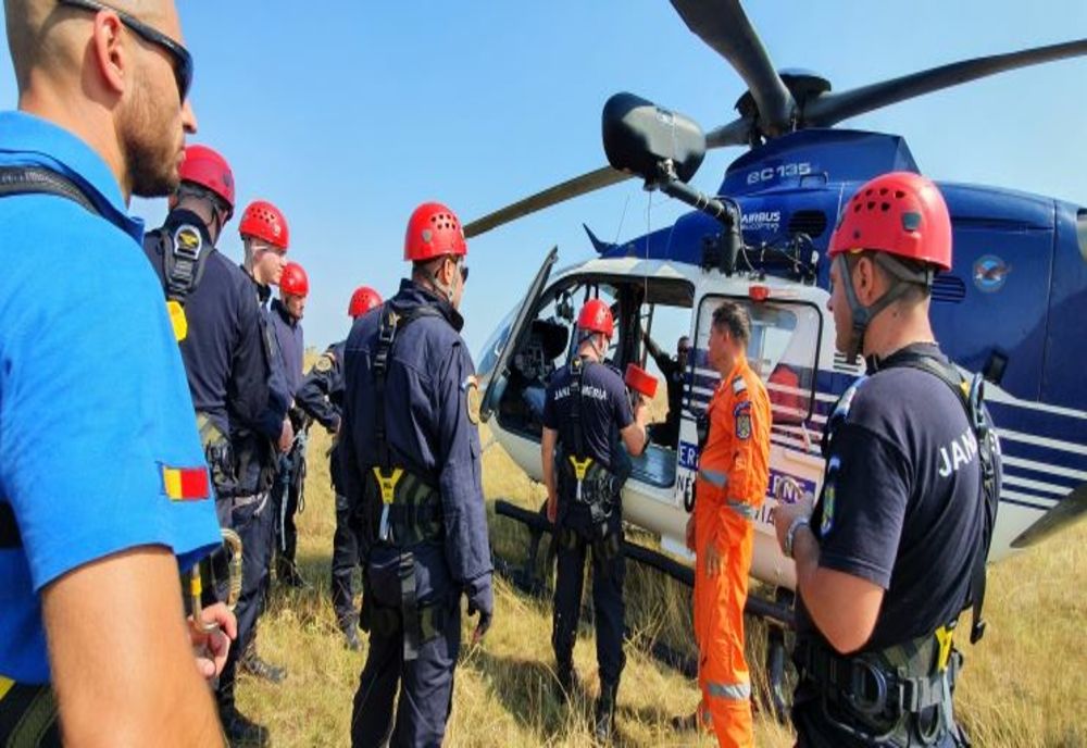 FOTO Jandarmii tulceni, antrenamente pentru salvarea persoanelor cu elicopterul