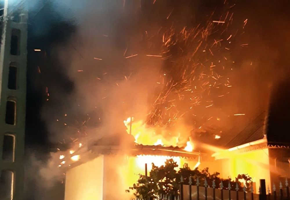 A  murit carbonizat după ce casa i-a fost cuprinsă de flăcări