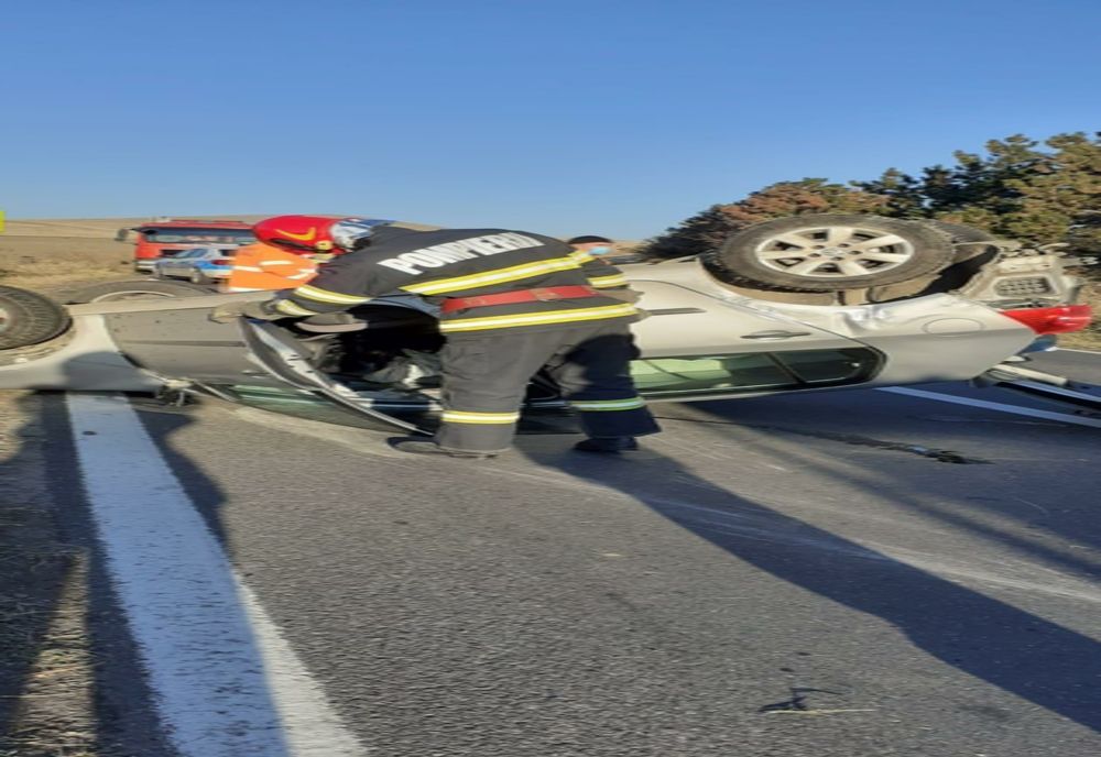 FOTO Ciocnire violentă. Mașină răsturnată