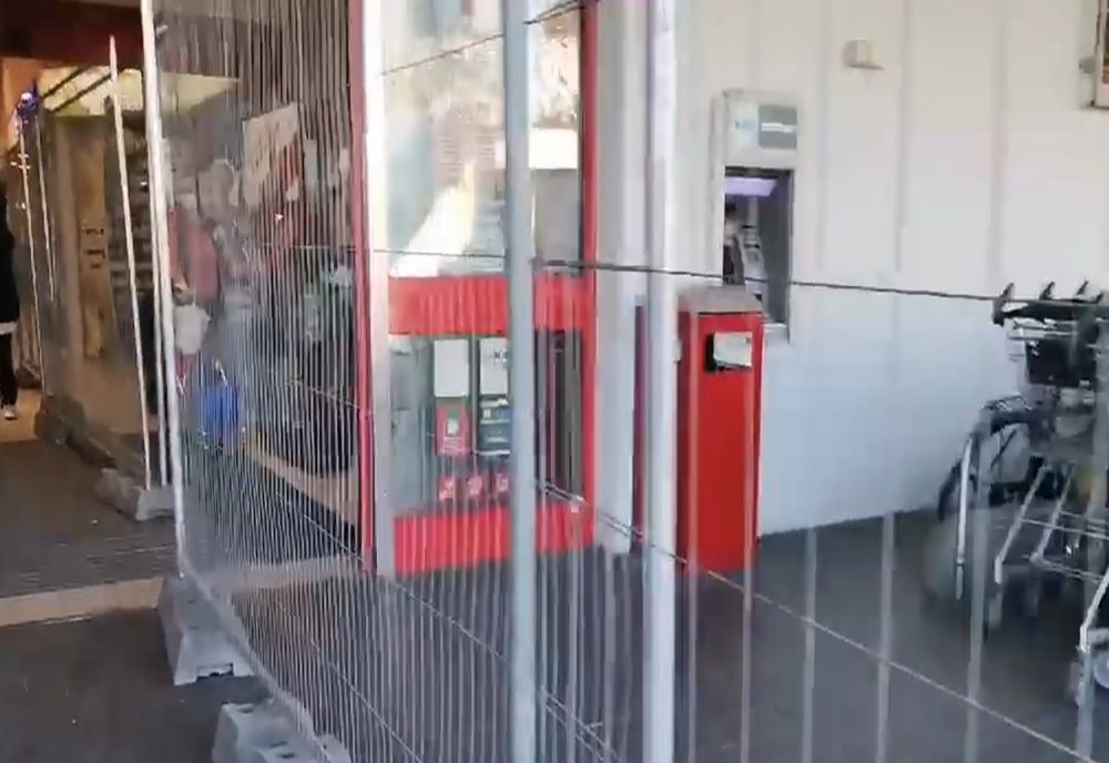 Un gard de sârmă desparte vaccinații de nevaccinați la intrarea într-un supermarket