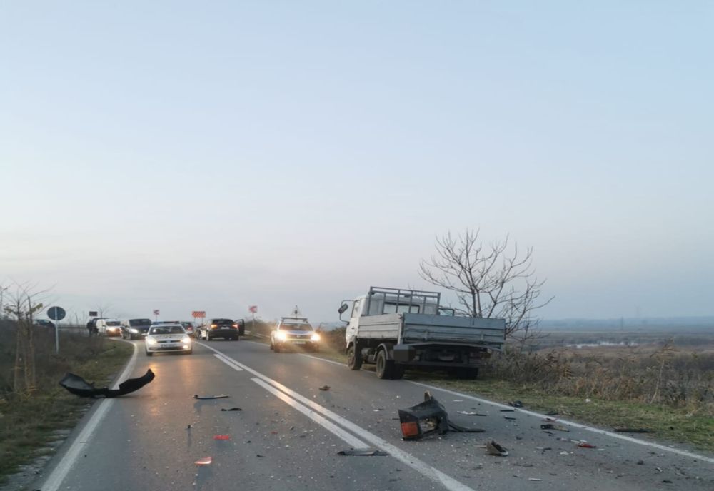 Accident grav cu 3 mașini în Tulcea. Șoferul vinovat  și un adolescent au fost răniți