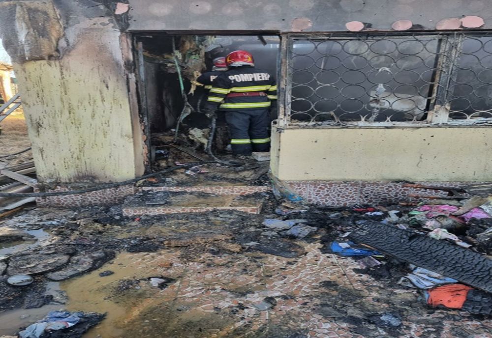 FOTO Magazin din Topolog cuprins de flăcări