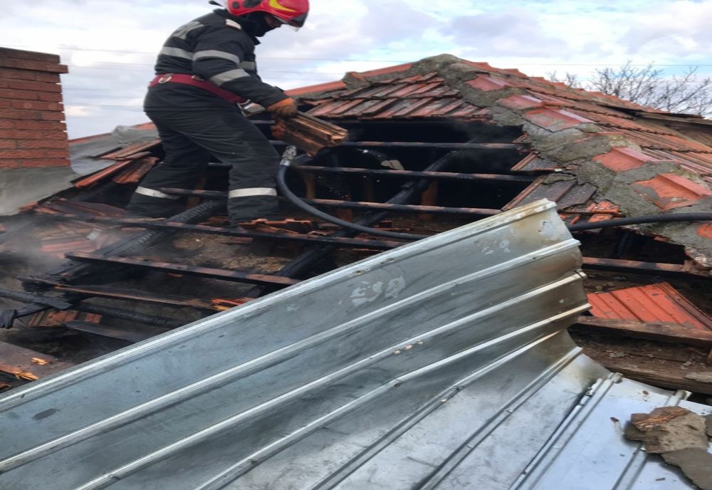 FOTO Un aragaz nesupravegheat i-a lăsat fără acoperiș deasupra capului