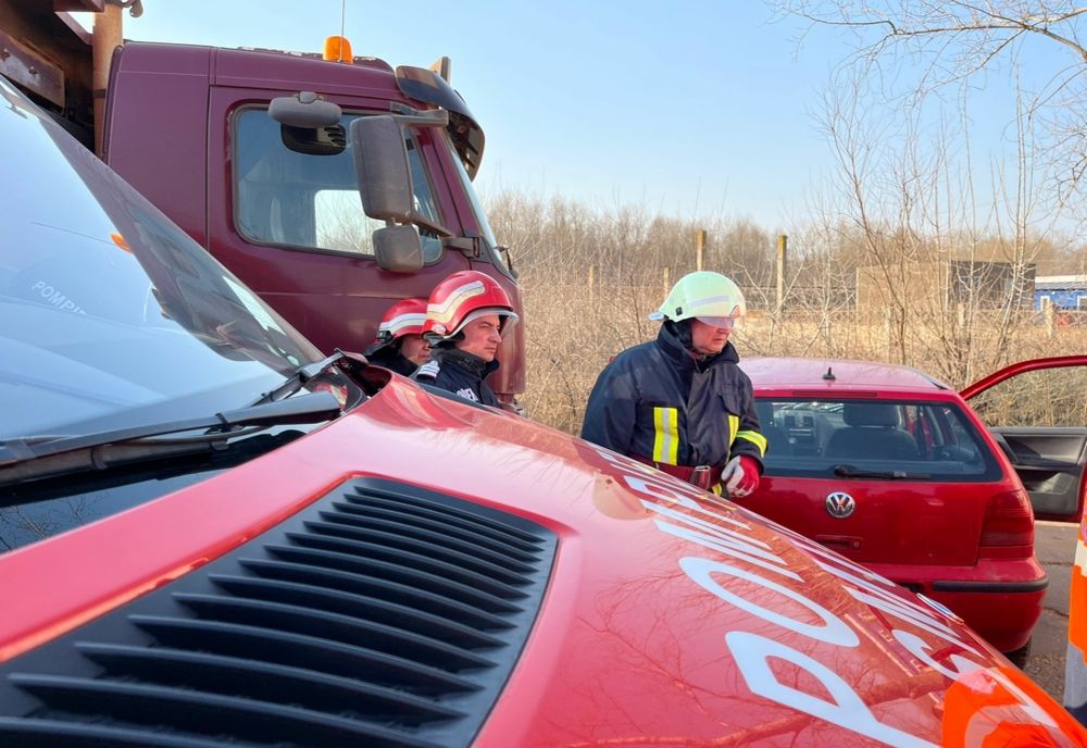 FOTO VIDEO Impact violent între un autocamion și un autoturism. O persoană încarcerată