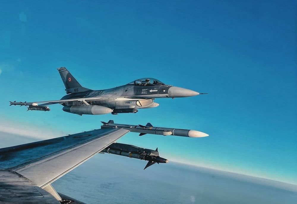 Avion escortat de Forțele Aeriene Române după o alertă cu BOMBĂ la bord