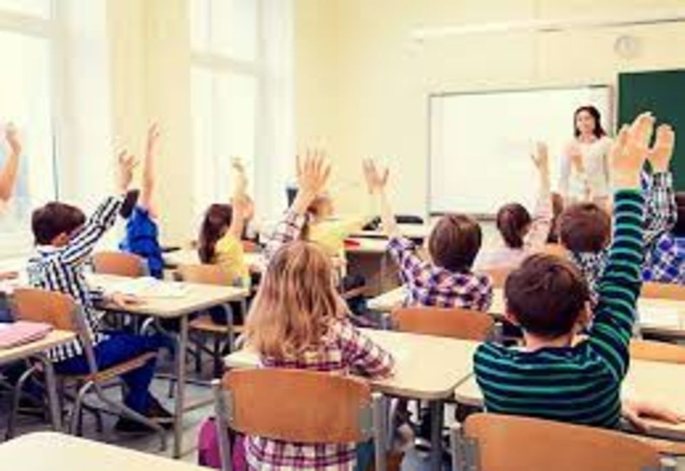 După renunțarea la semestre, se anunță noi schimbări în învățământ. O medie unică și tezele la latitudinea profesorilor