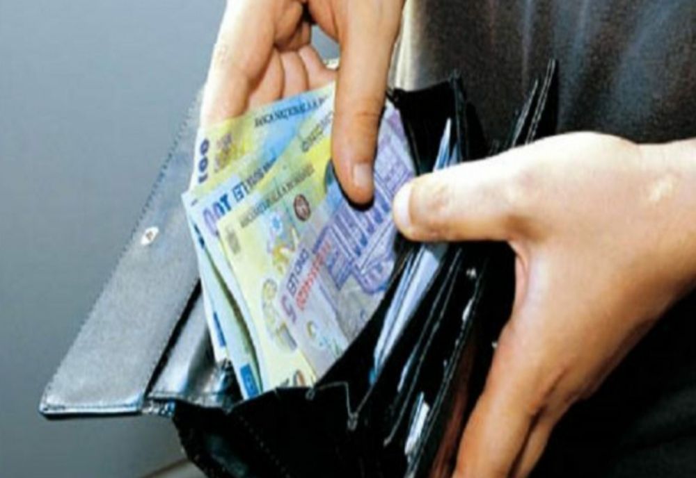 Românii, codași la investiții și economii: una din trei persoane trăiește de la un salariu la altul. Pe ce se duc banii