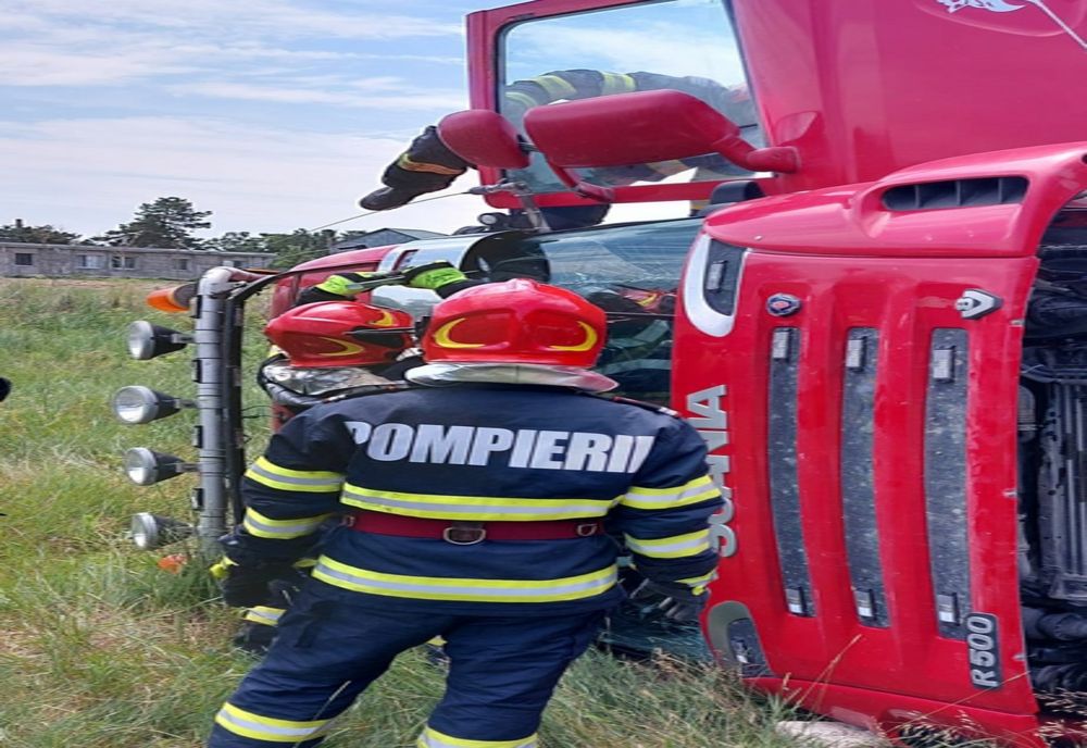 Autocamion răsturnat pe drumurile din Tulcea. O victimă încarcerată