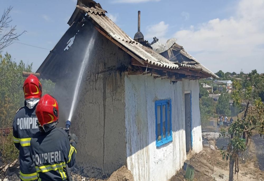 VIDEO Femeie imobilizată la pat, salvată din casa cuprinsă de flăcări